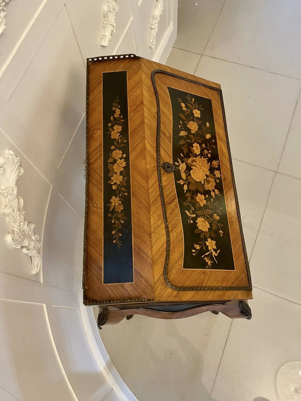 photo vinterior Antique 19th Century Quality Satinwood Freestanding Marquetry Inlaid French Bureau