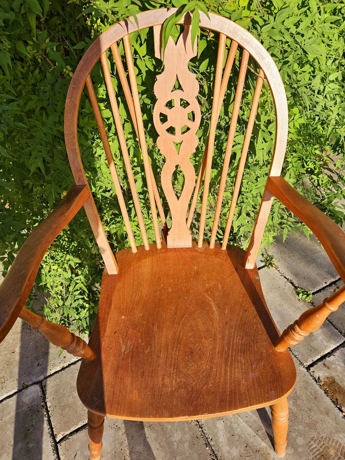 Wonderful Wooden Wheelback 'Carver' Chair photo 125.0