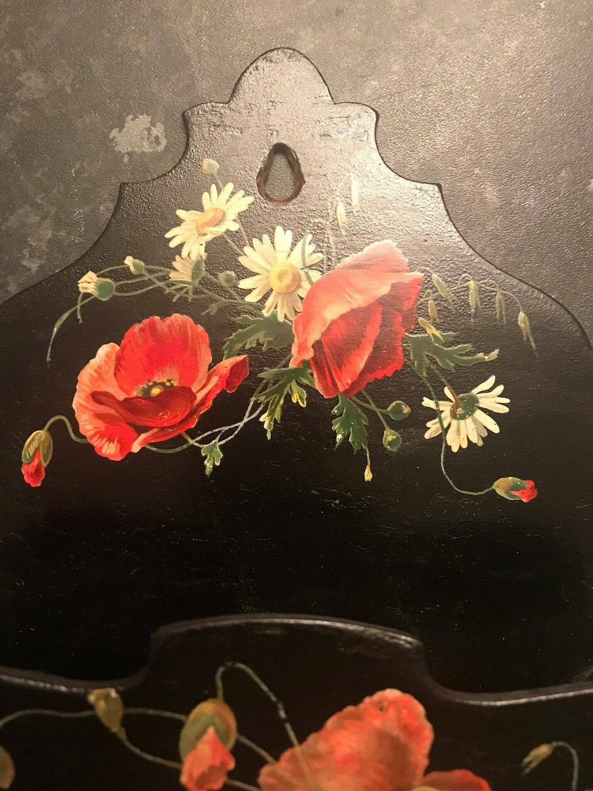 Beautiful Antique Georgian Papier Mâché Letter/Wall Pouch ‘Poppies And Daisies ‘. Superb. photo vinterior
