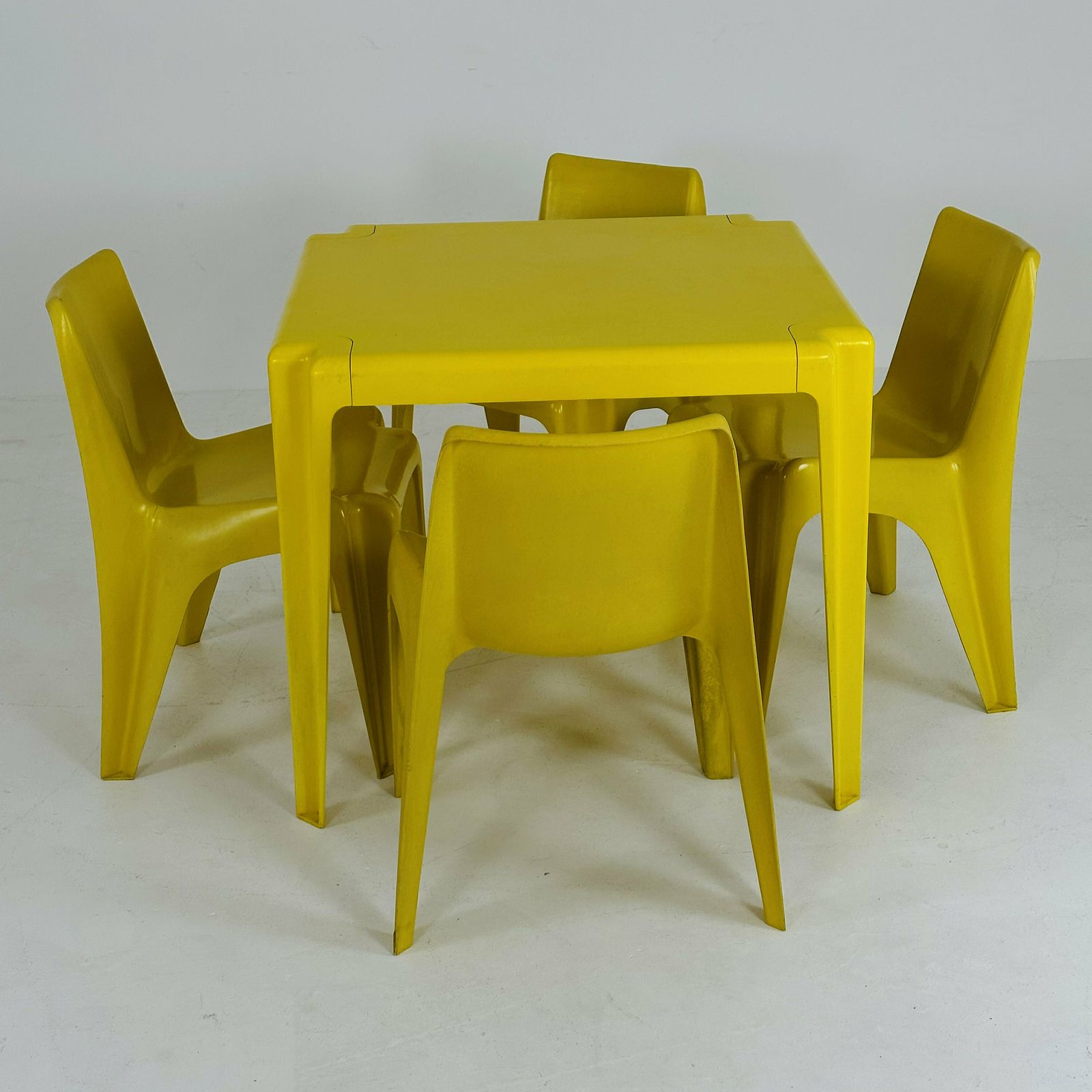 photo furniture Yellow Set Of 4 Chairs & Table Space Age Bofinger Ba1171 Chair By Helmut Bätzner, 1970s