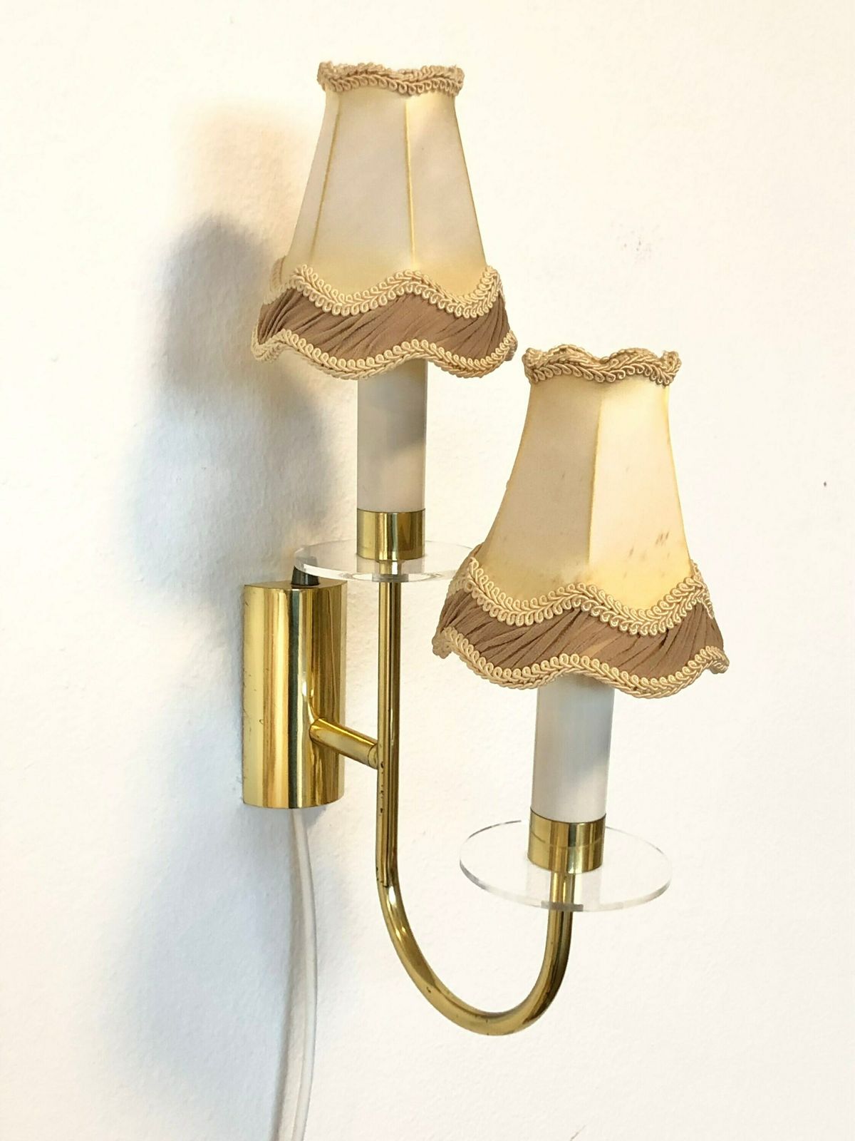 Deense mid-century messing wandlamp met twee fittingen en organische vormgeving met vintage kapjes photo vinterior