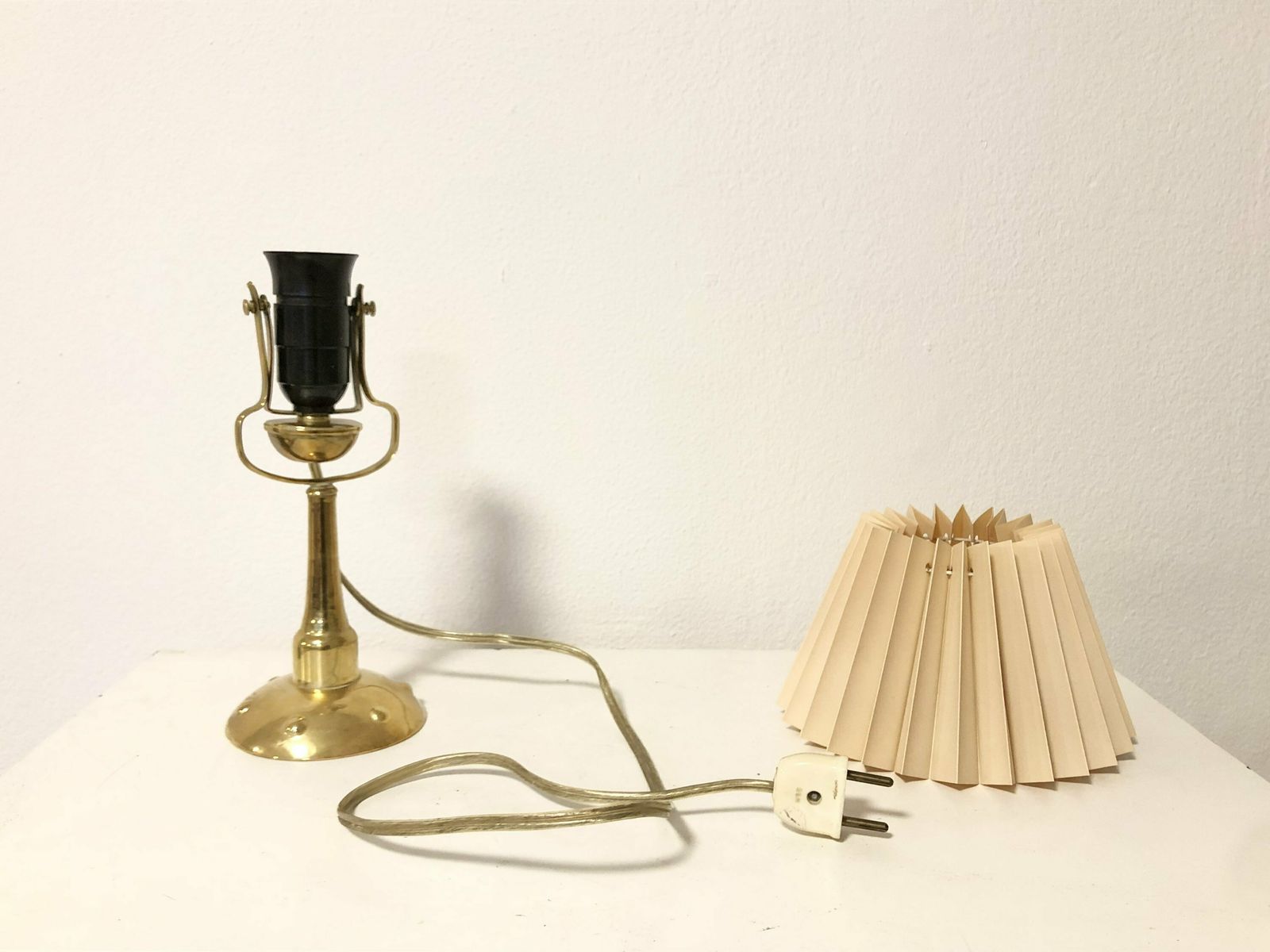 photo furniture Elegant Danish Vintage Art Deco Brass Table Or Wall Lamp In Organic Shape With Beige Plastic Pleated Shade