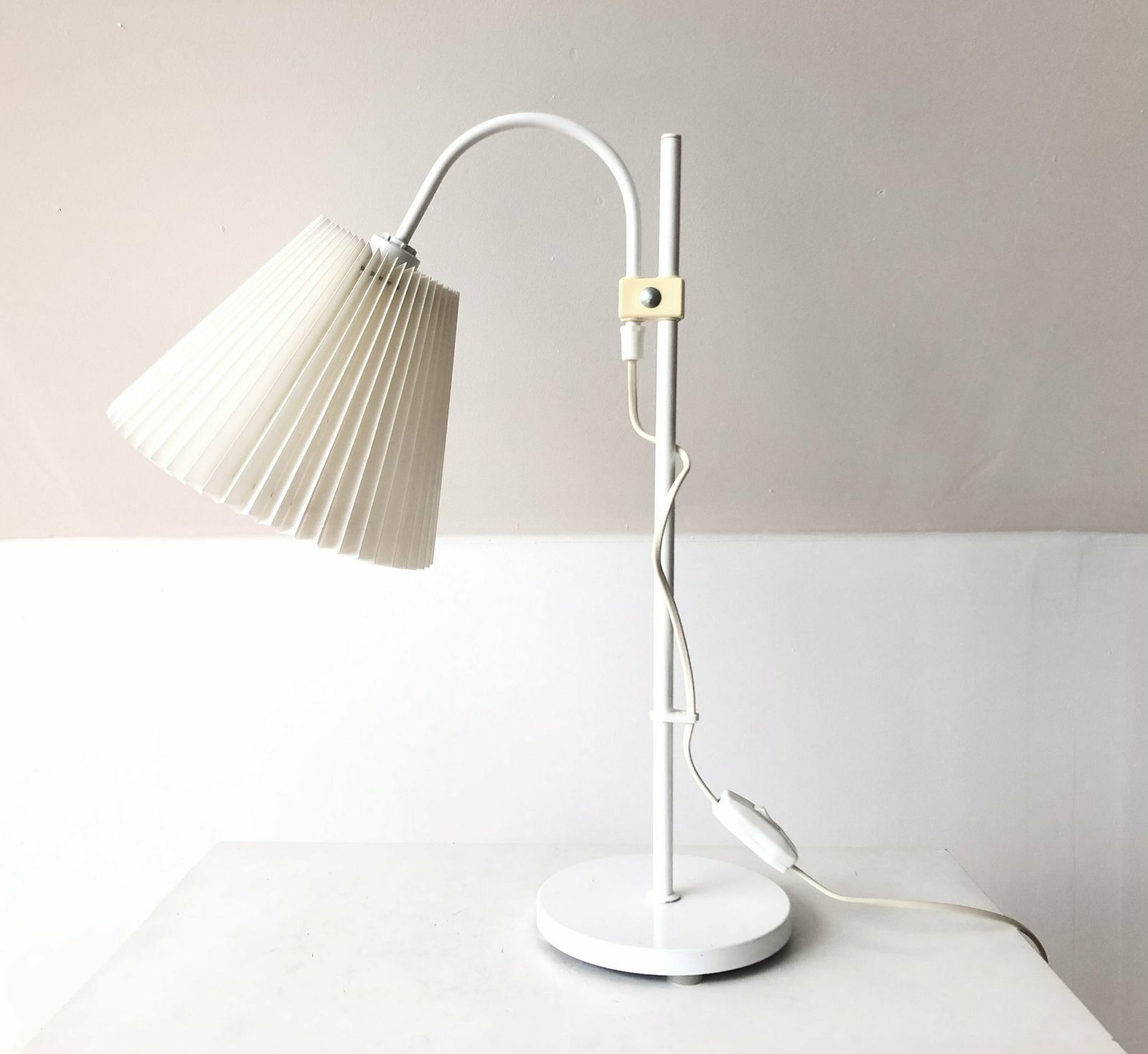 Danish Vintage Minimalist Mid Century Table Lamp In White Painted Metal With White Pleated Shade photo for sale