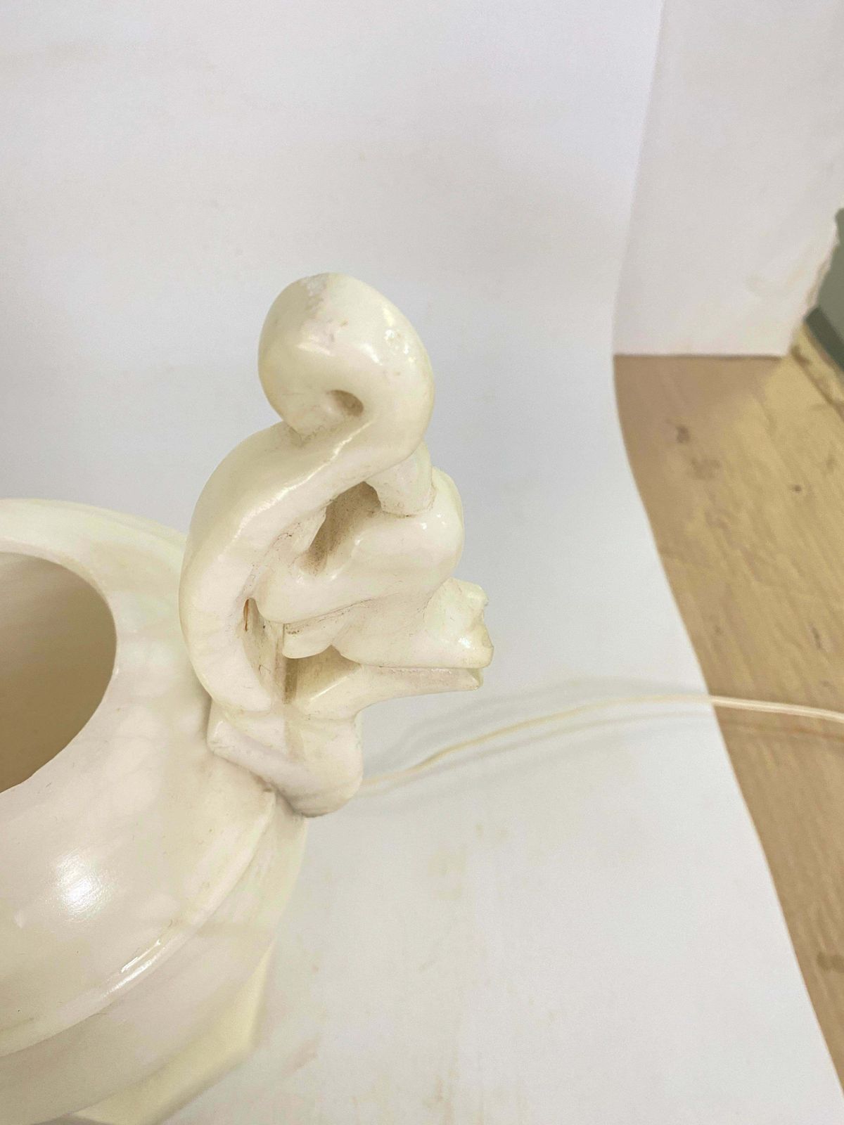 photo vinterior Art Deco Alabaster Urn Uplighter Table Lamp, White Color France, Circa 1960