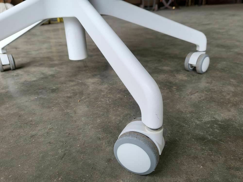 photo furniture 20thc 70's Style Swivel Tilt Office Arm Chair 5 Star Metal Base Castors White