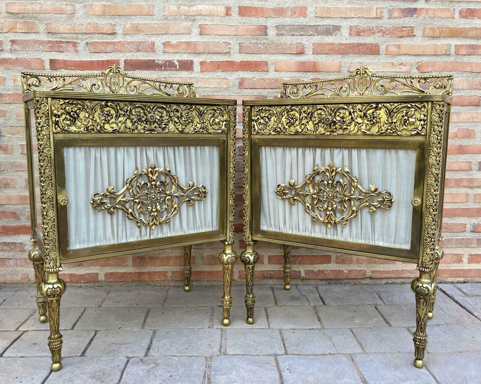 Tables de chevet vitrines françaises en bronze XIXe siècle, portes en verre et tiroir en laiton photo furniture