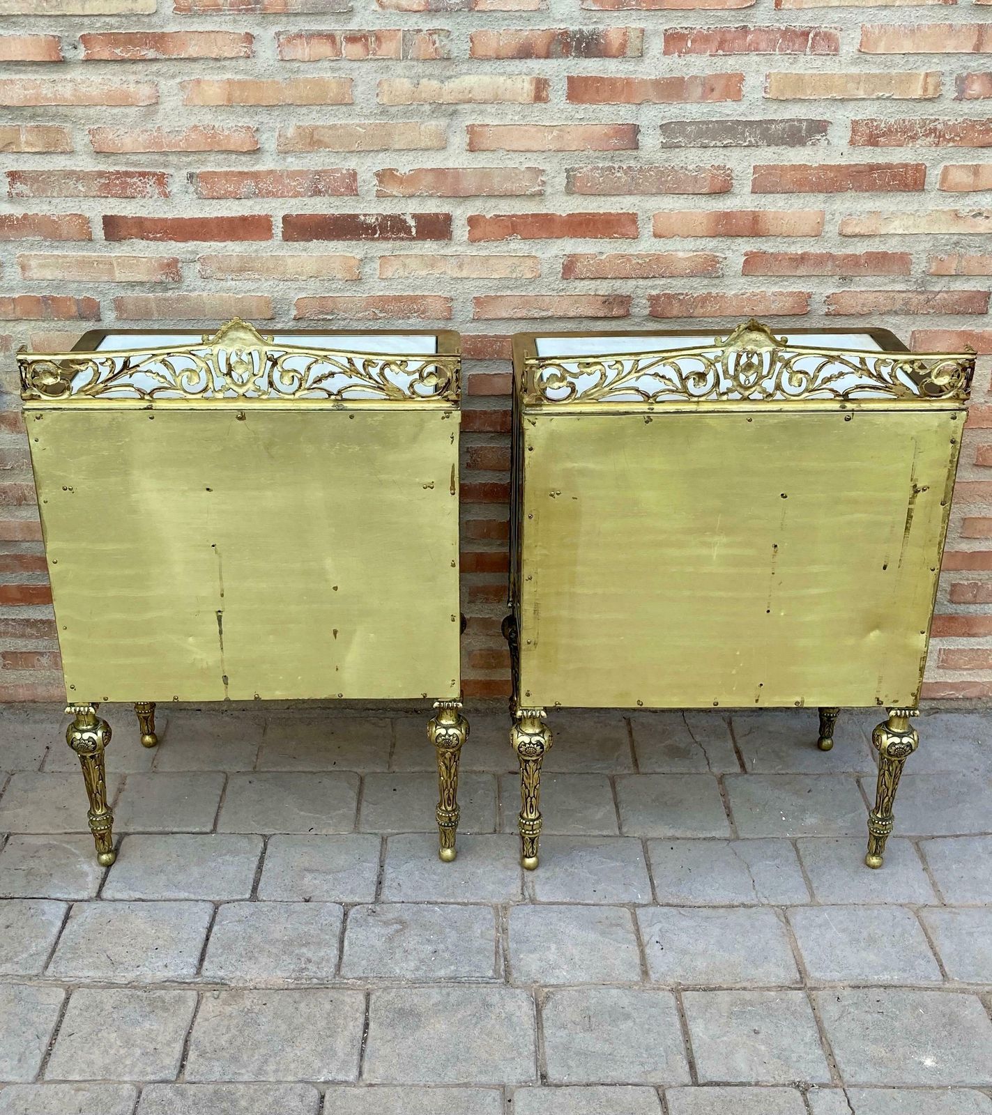 Mobilier Tables de chevet vitrines françaises en bronze XIXe siècle, portes en verre et tiroir en laiton photo