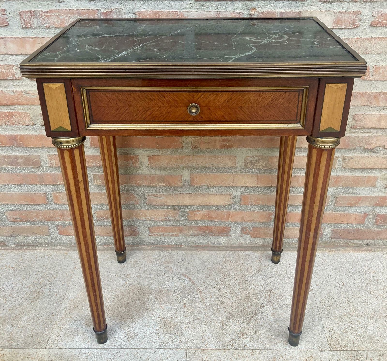 Table d'appoint néoclassique en acajou, pieds cannelés et marbre vert, années 1920 photo furniture