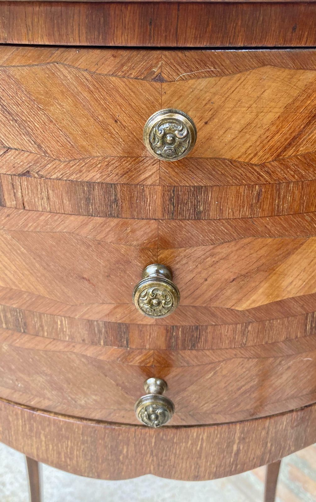 Mobilier Tables de chevet de style Louis XVI en noyer marqueté, France, années 1920, lot de 2 photo