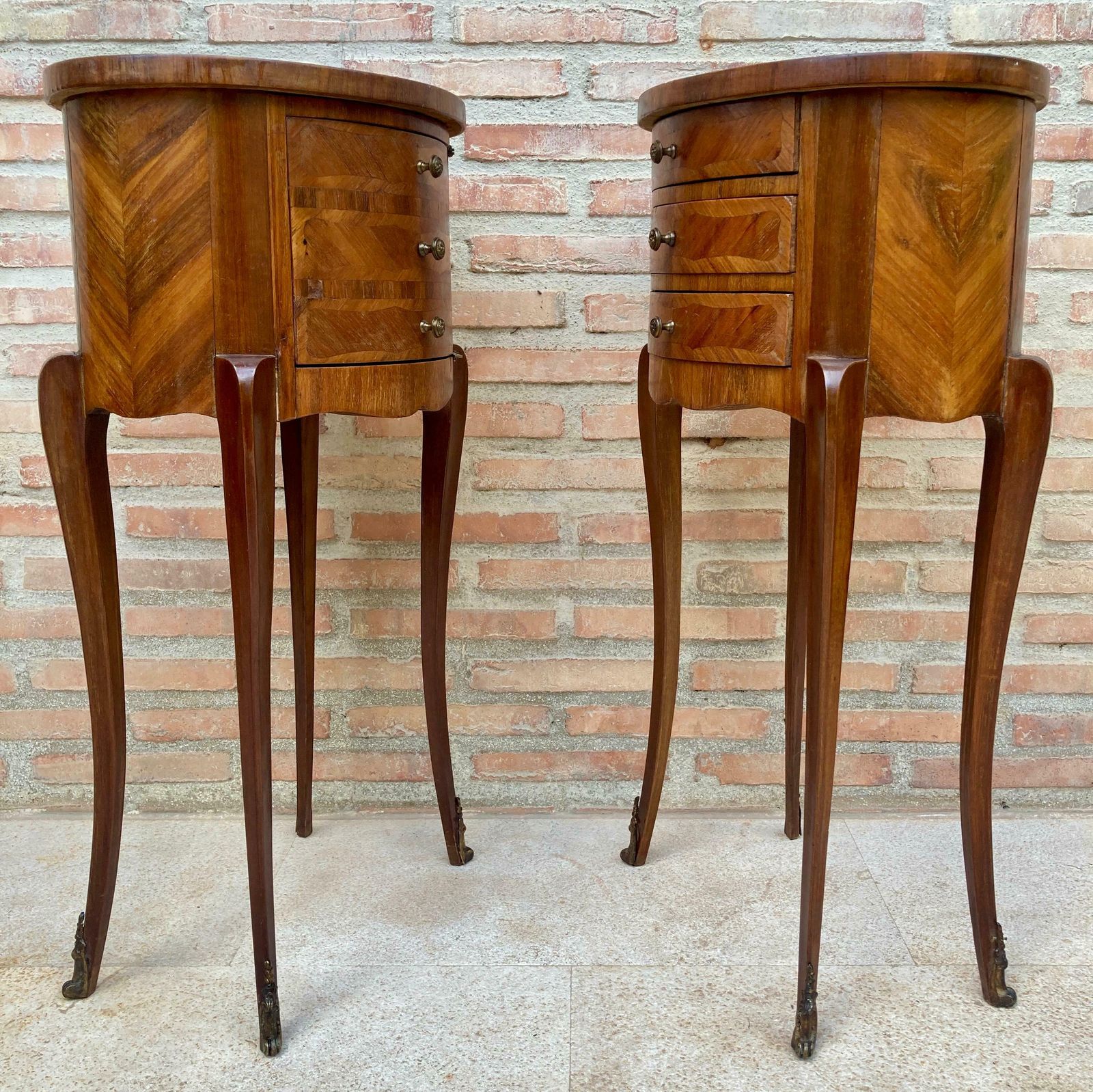 photo vinterior Tables de chevet de style Louis XVI en noyer marqueté, France, années 1920, lot de 2