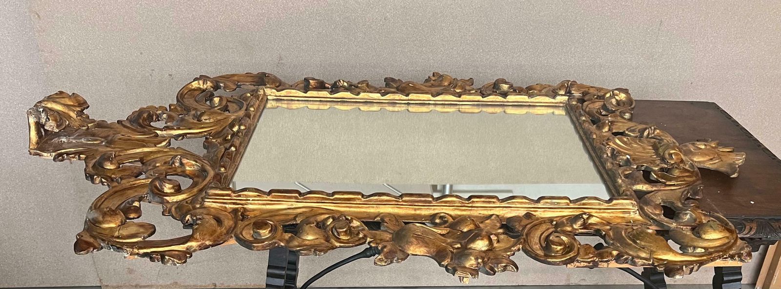 Miroir français d'époque Empire en bois doré sculpté, XIXe siècle photo for sale