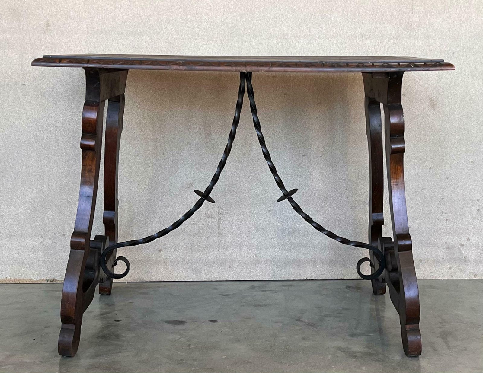 Table d'appoint en noyer, pieds en lyre sculptés et plateau sculpté, Espagne, XIXe siècle photo for sale