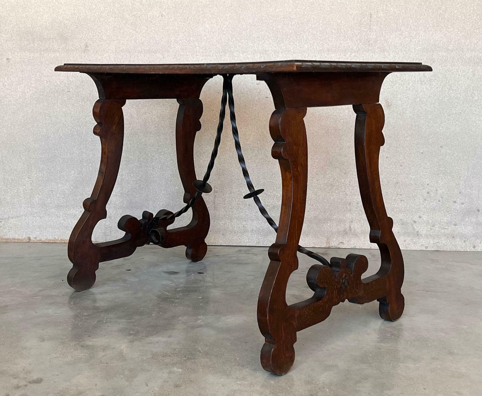 Table d'appoint en noyer, pieds en lyre sculptés et plateau sculpté, Espagne, XIXe siècle photo vintage