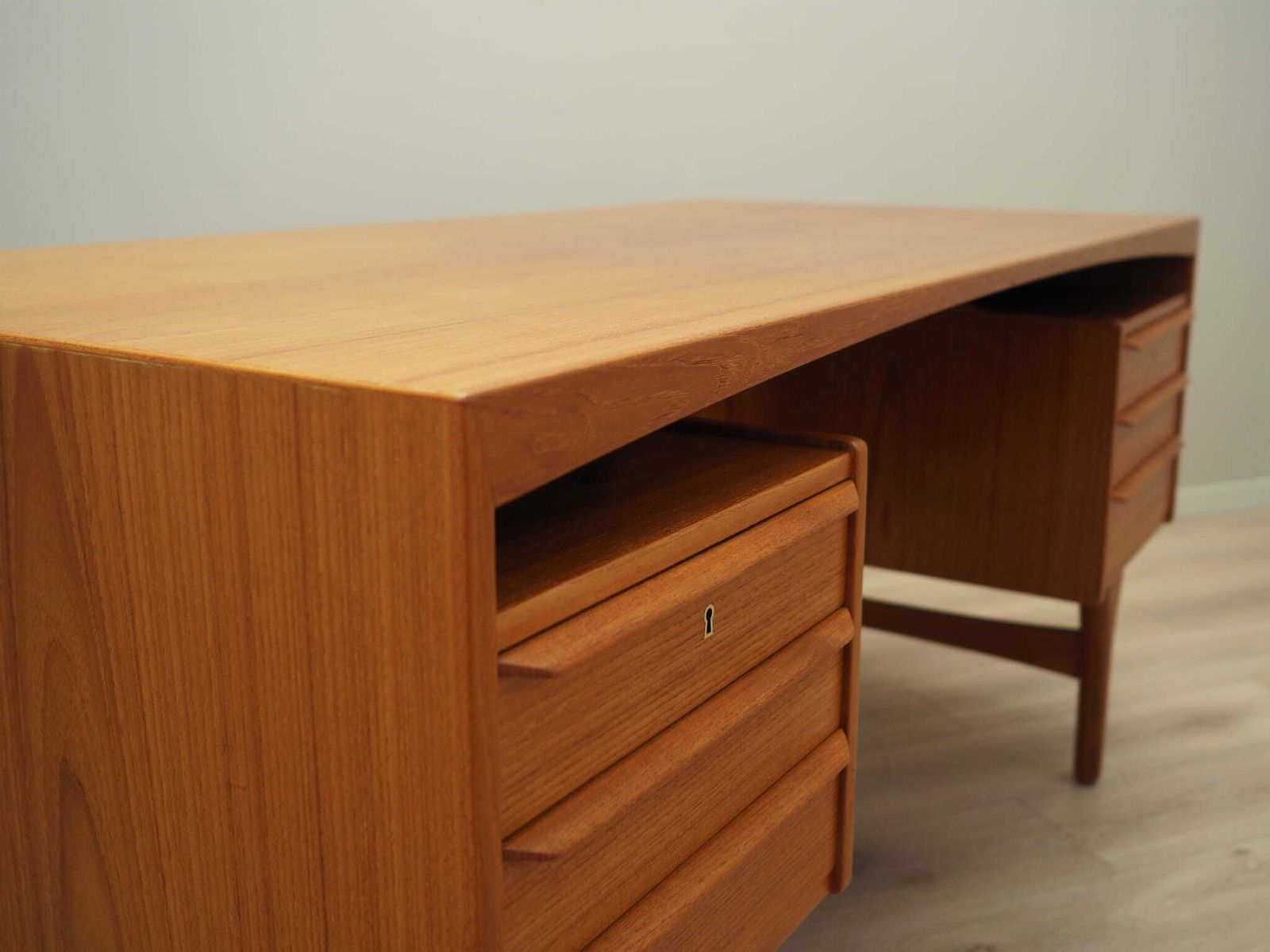 photo vinterior Teak Desk, Danish Design, 1960s, Designer: Vald Mortensen, Production: Odense