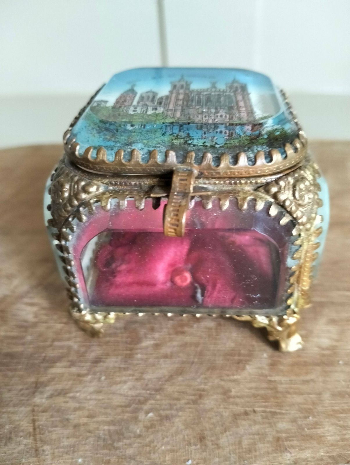 Boîte à bijoux Napoleon III d'époque, boîte à bibelots en ormolu d'époque, verre biseauté photo furniture