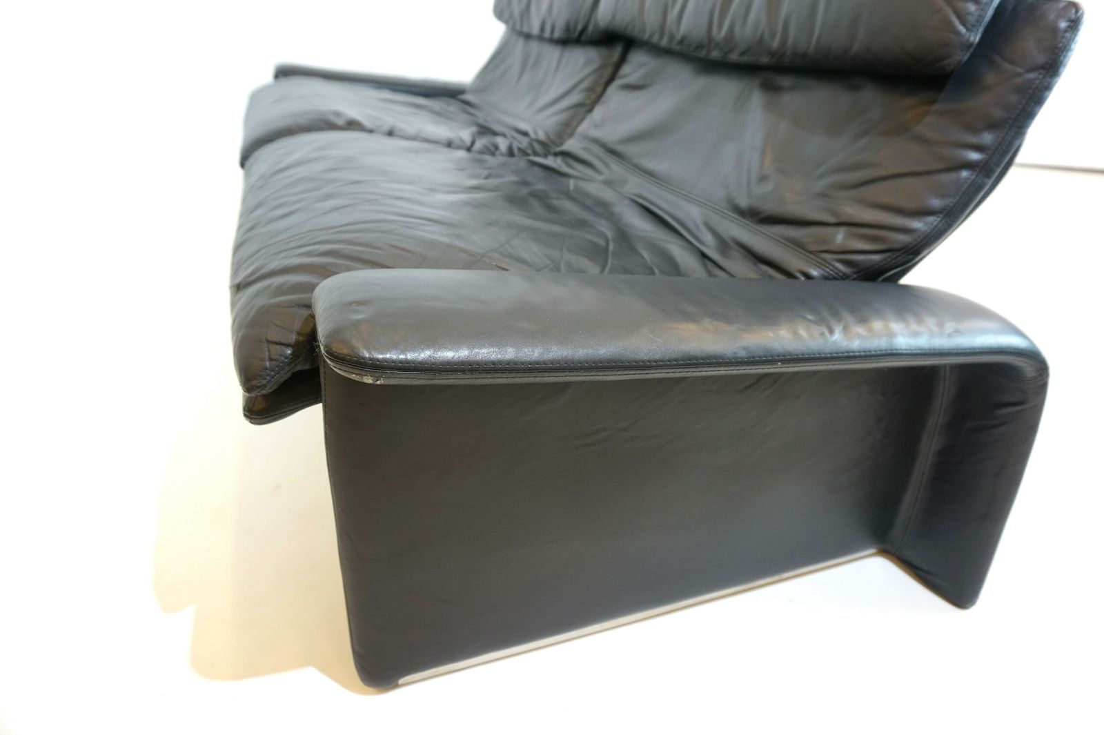Saporiti Italia 2 Seater Leather Sofa By Giovanni Offredi photo for sale