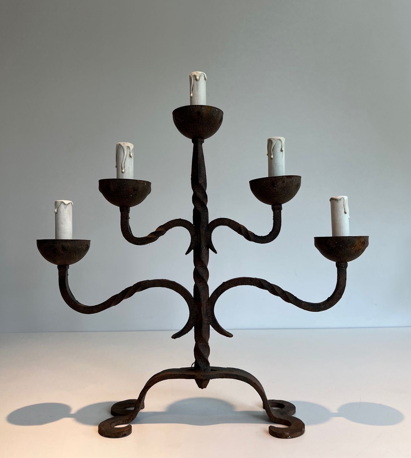 photo vintage Wrought Iron Candelabra With 5 Arms Of Lights