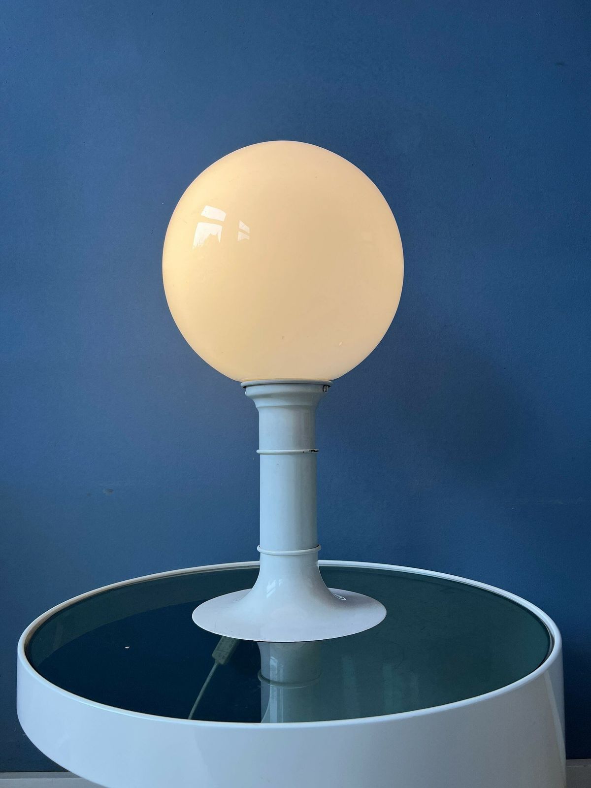 Witte Space Age Tafellamp Van Woja Holland Met Opaline Glazen Kap photo Verlichting