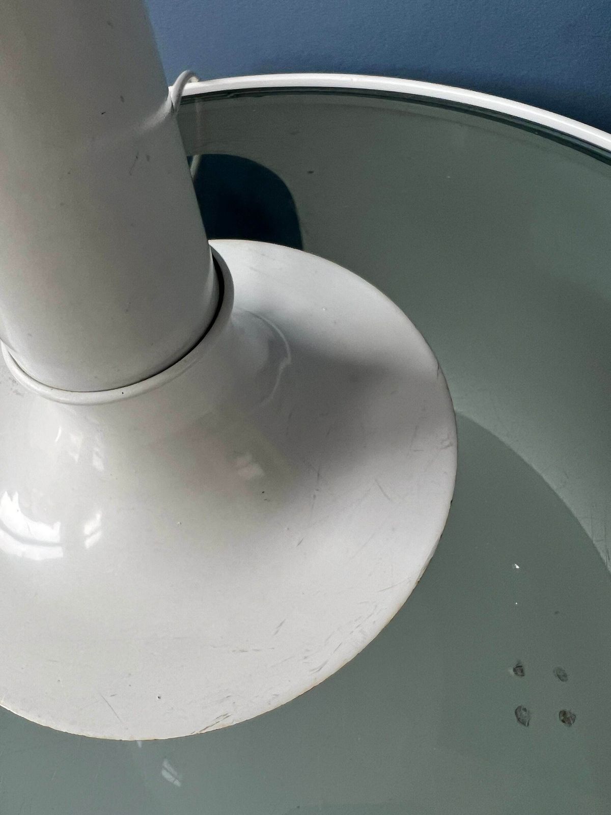 photo furniture Witte Space Age Tafellamp Van Woja Holland Met Opaline Glazen Kap