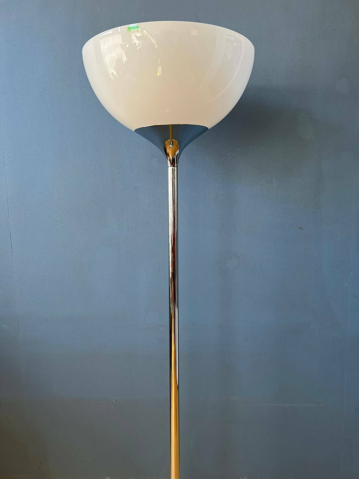 Guzzini Flash Space Age Vloerlamp Met Chromen Voet En Witte Acrylglazen Kap photo vinterior