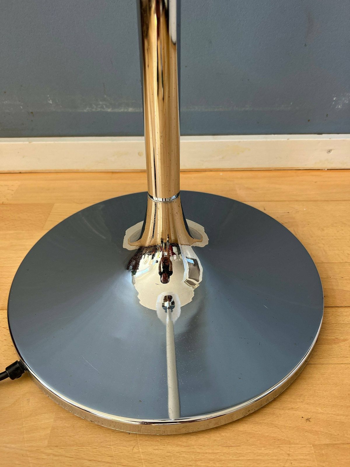 photo furniture Guzzini Flash Space Age Vloerlamp Met Chromen Voet En Witte Acrylglazen Kap