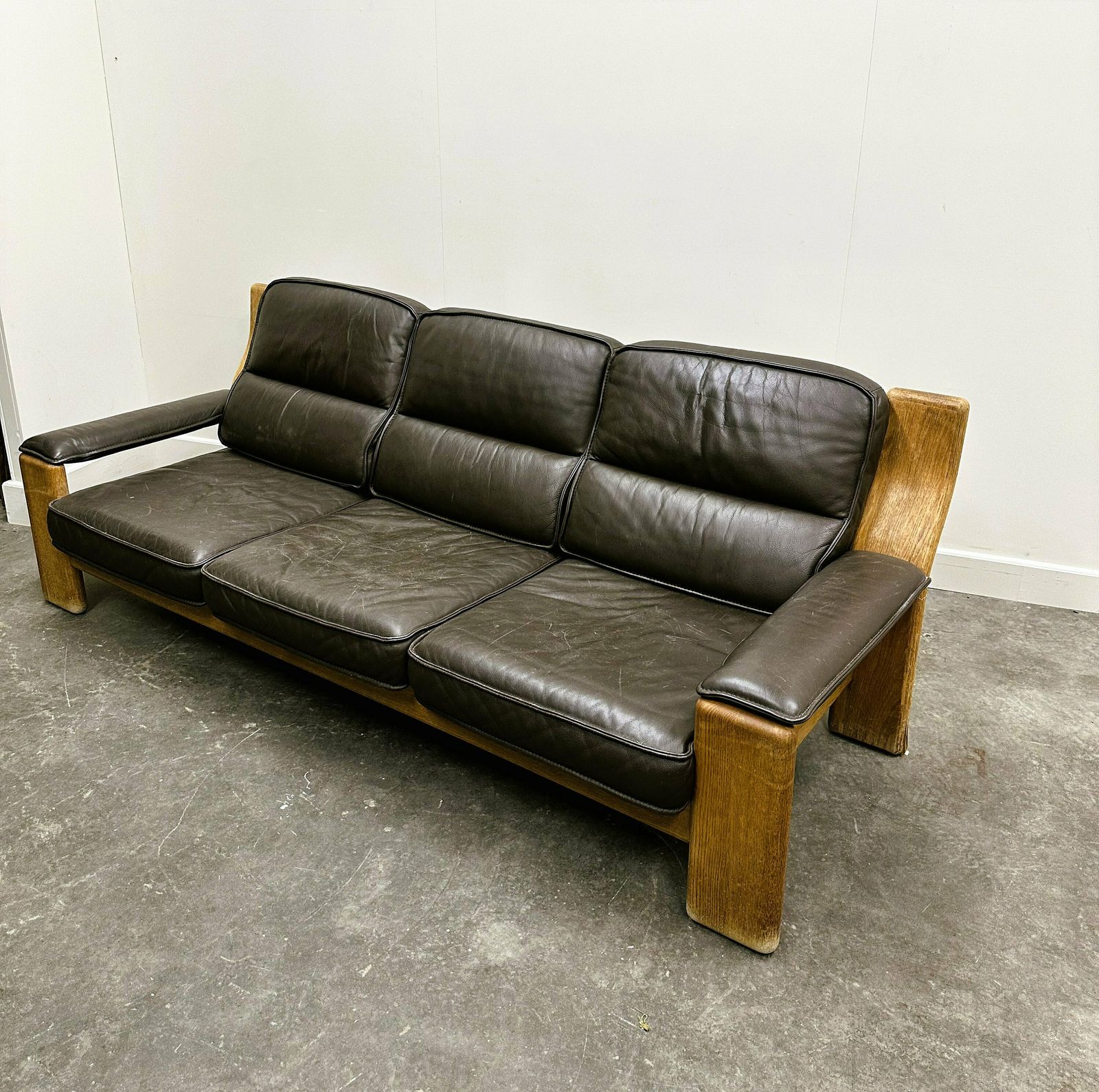 Vintage Brutalist Leren Driezitsbank Van Durlet, Jaren 1970. photo furniture