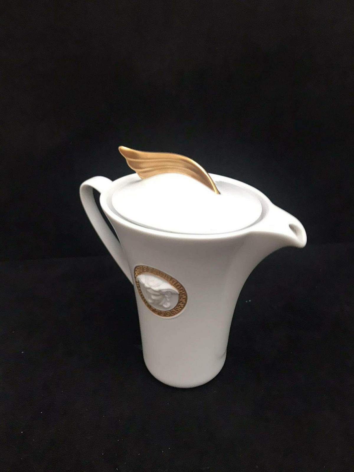 photo furniture Versace Rosenthal Medaillon Meandre D'or Creamer Or Milk Jug Wedding Luxury Gift Gift For Couple Coffee Tea Golden White Decor