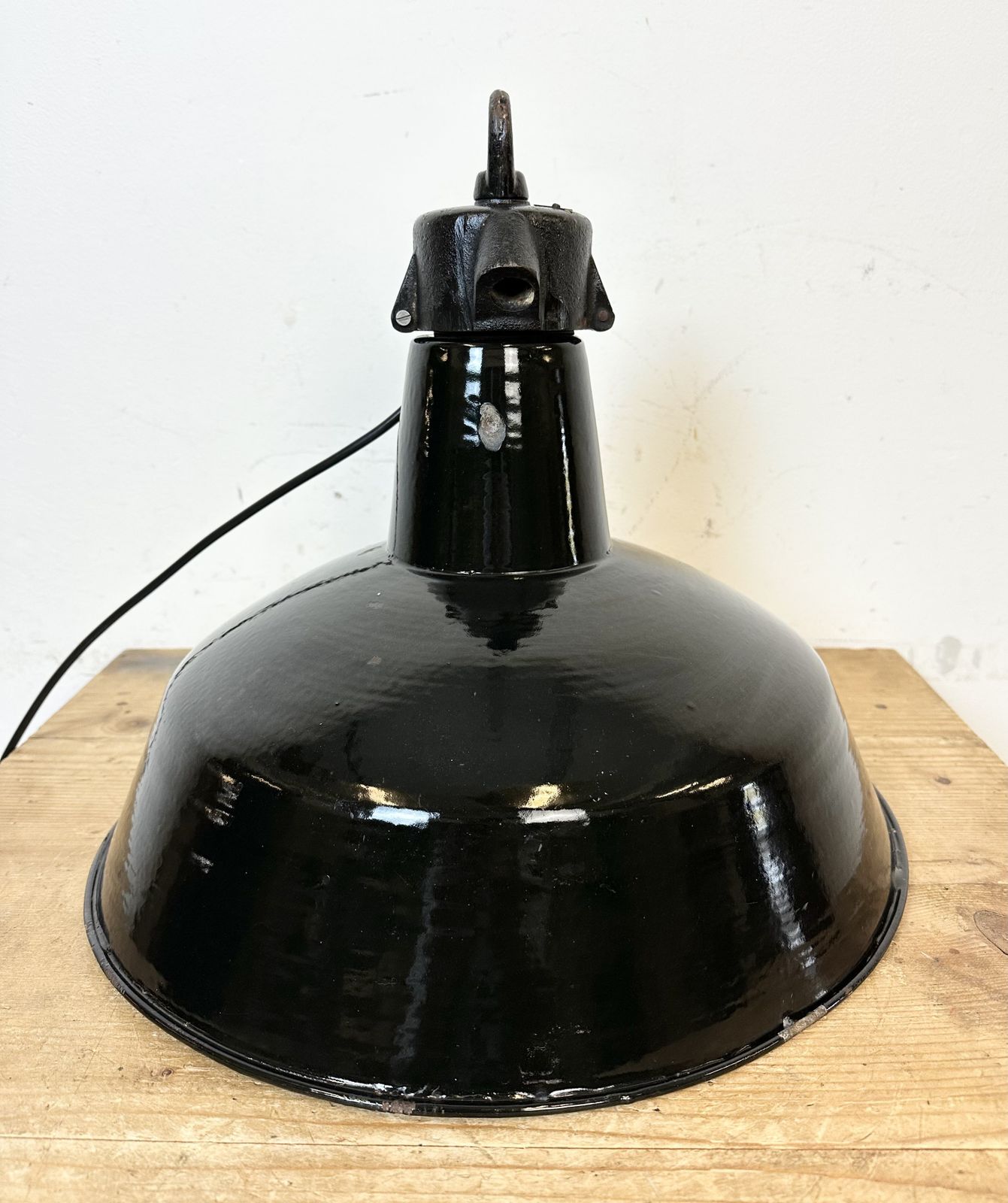photo vintage Industrial Black Enamel Factory Lamp With Cast Iron Top, 1950s