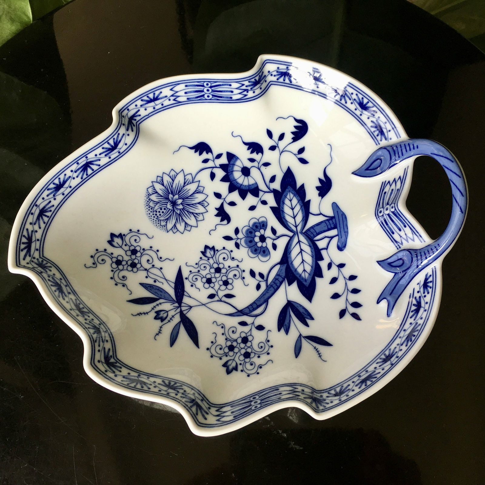 Blue Onion Leaf Platter | Porcelain Bonbon Dish | Serveware | Hutschenreuther (1pcs) photo furniture