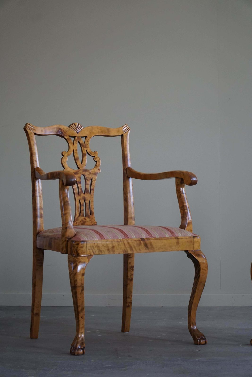 photo furniture A Pair Of English Chippendale Style Armchairs In Birch, 20th Century, England
