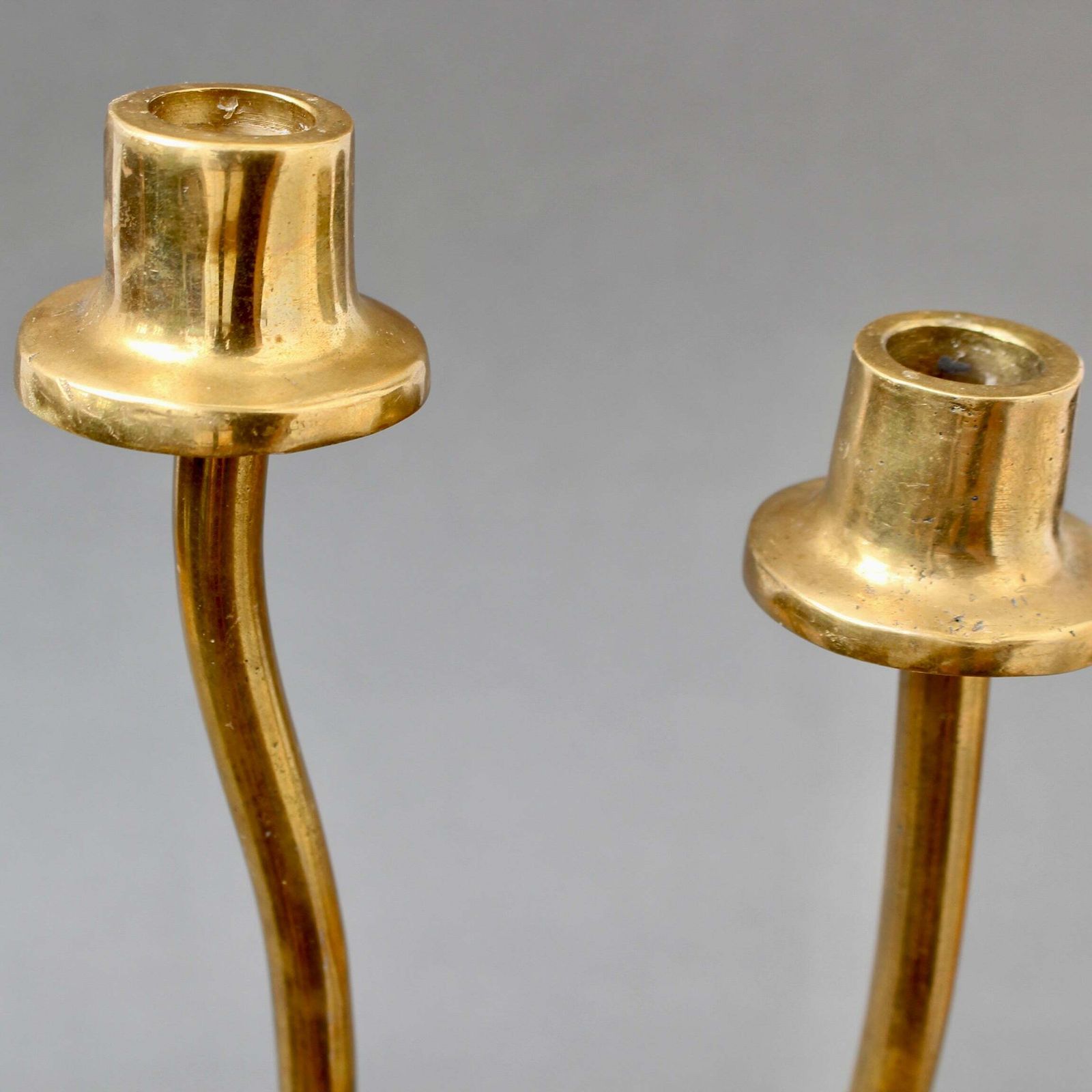 photo vinterior Pair Of Brutalist Aluminium And Brass Candlesticks By David Marshall (Circa 1980s)