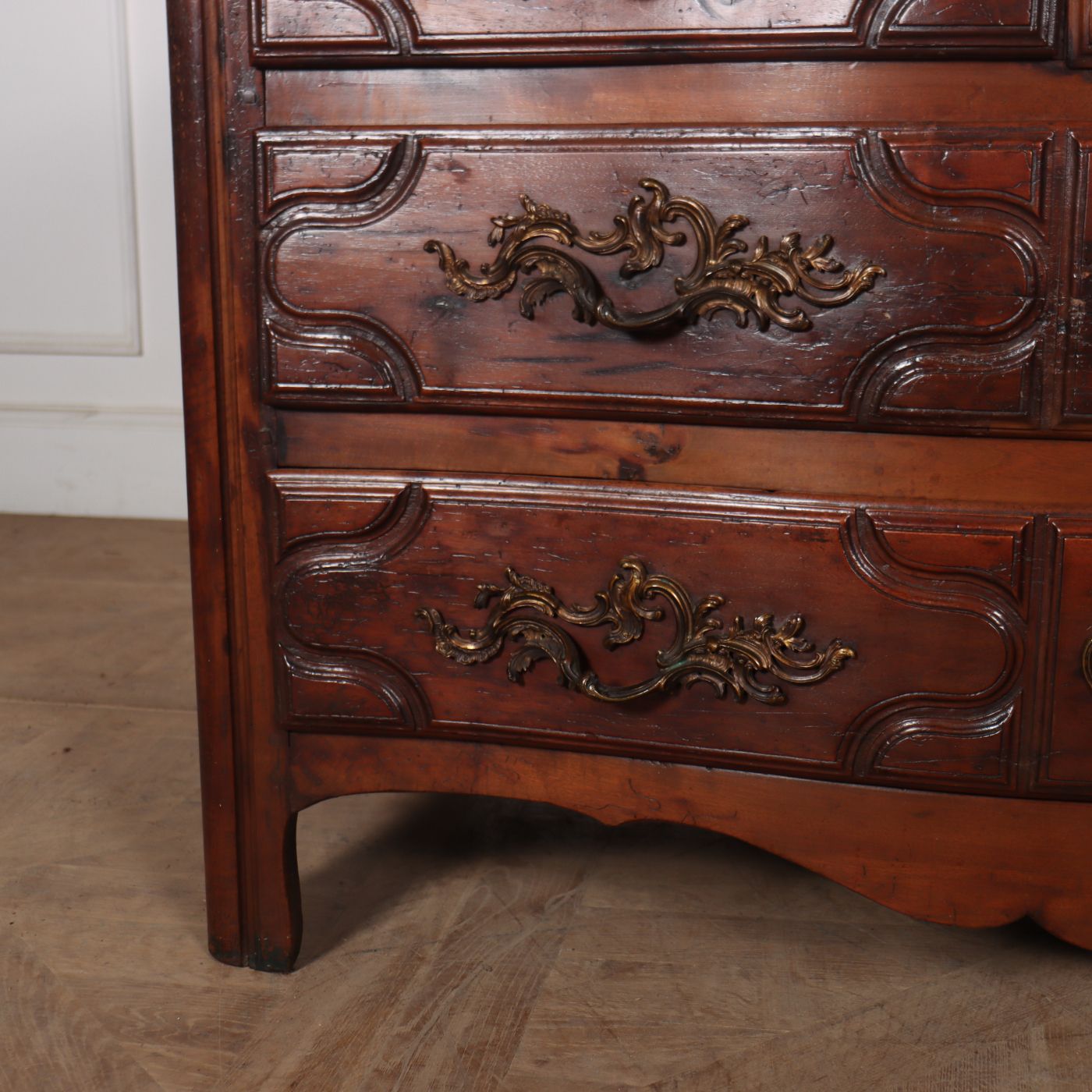 18th Century French Serpentine Commode photo 5994.0