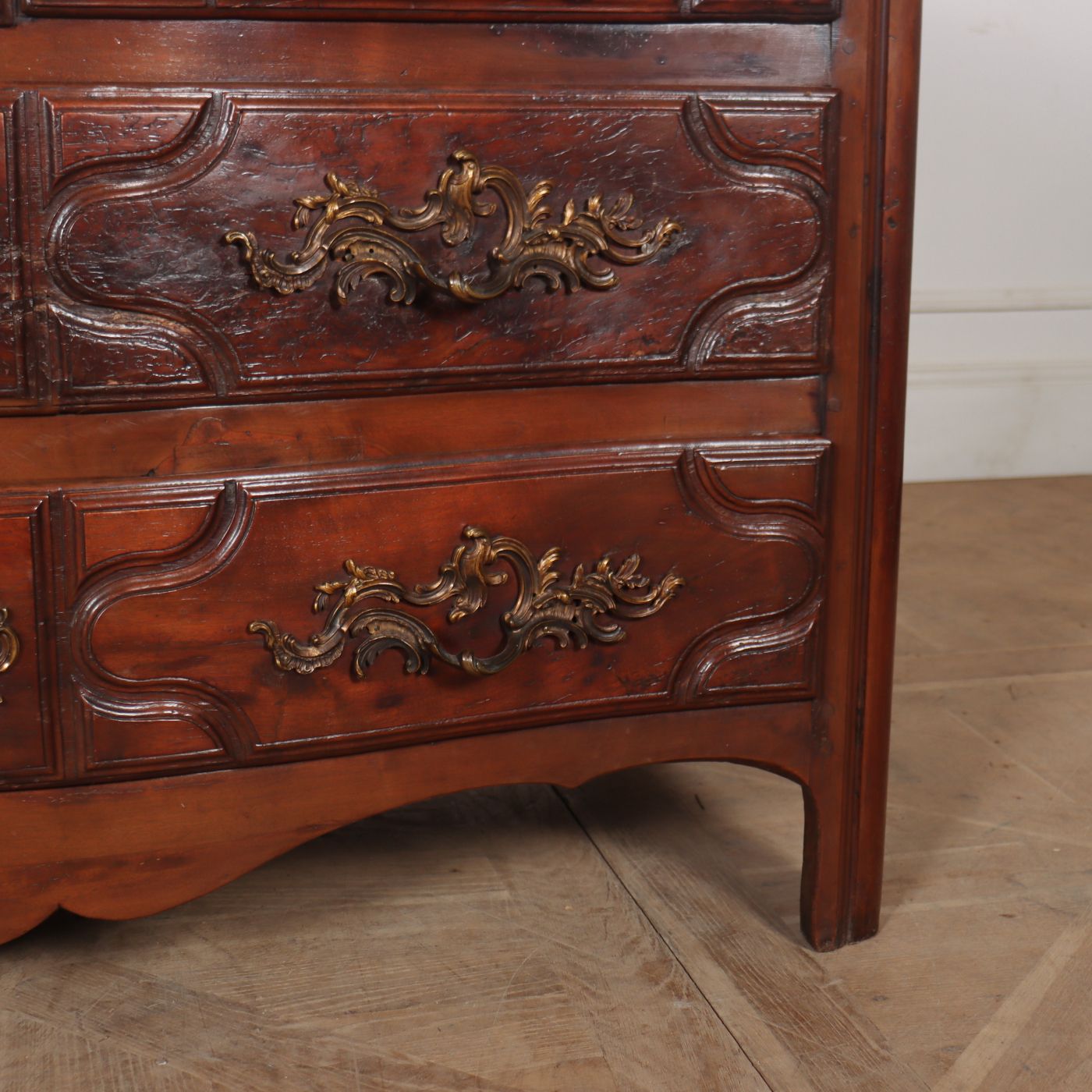 18th Century French Serpentine Commode photo vinterior