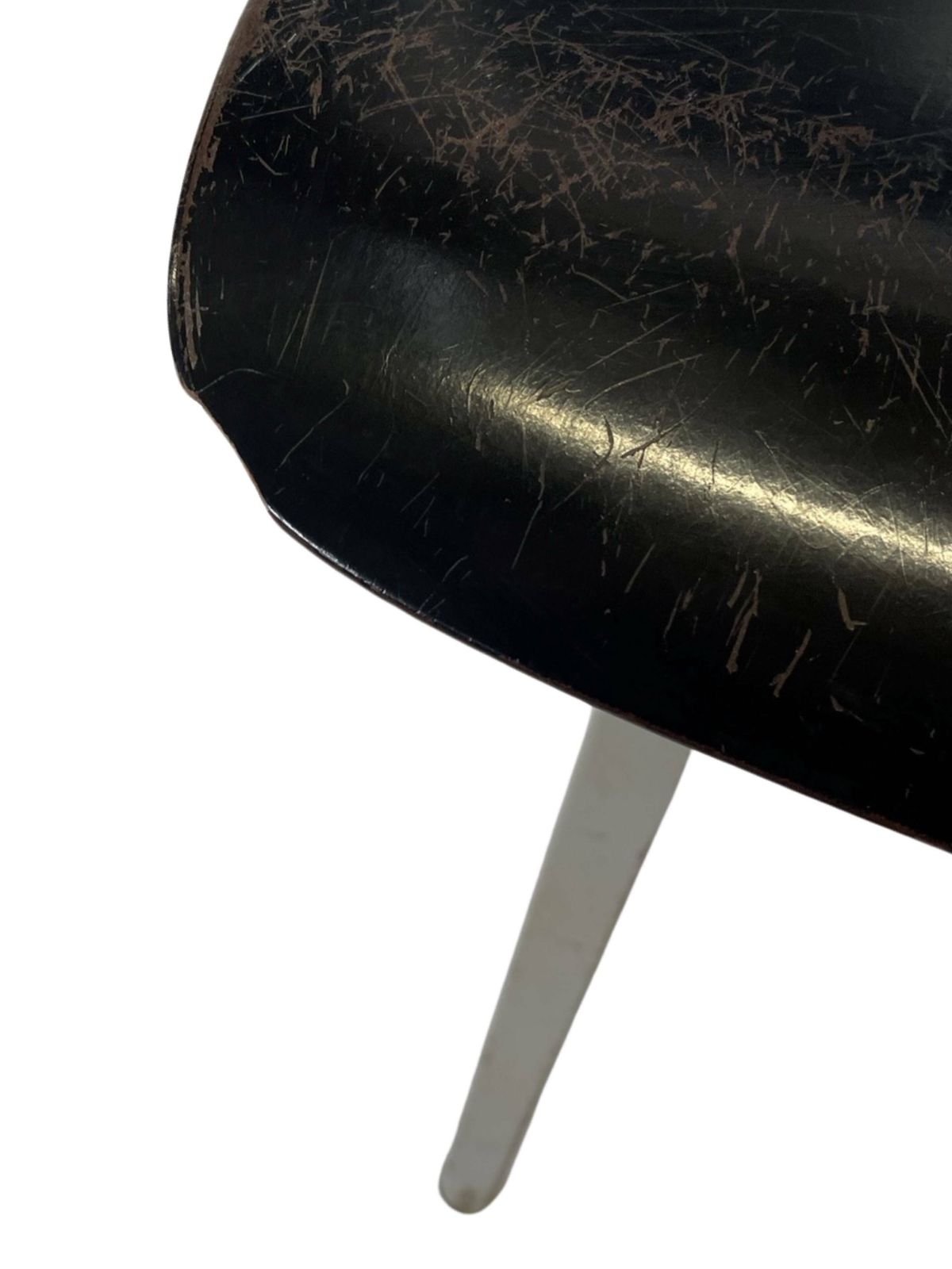 photo furniture Friso Kramer Revolt Arm Chair For Ahrend De Cirkel 1953
