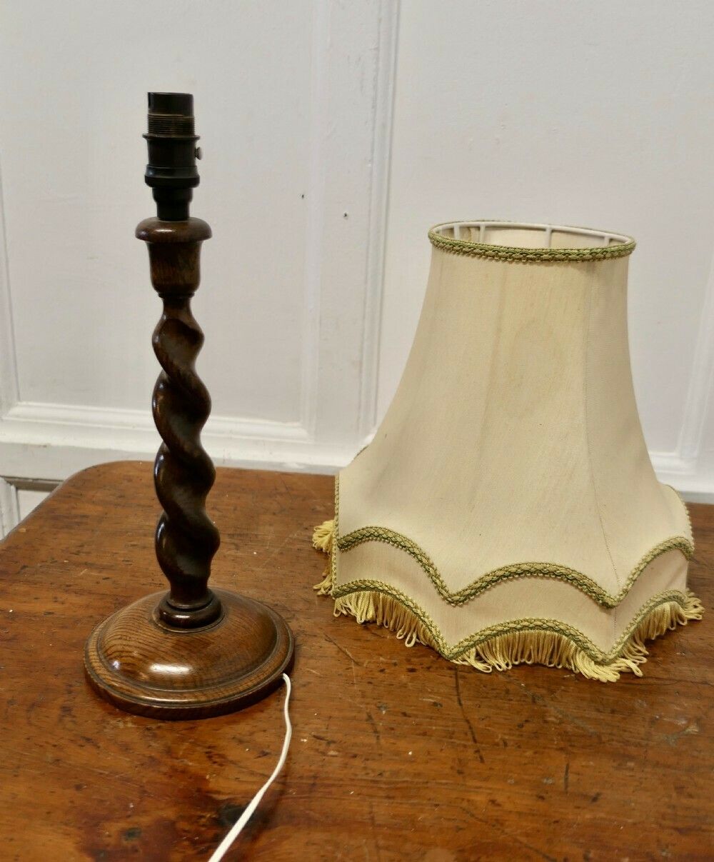 Lovely Oak Turned Barley Twist Table Lamp photo 354.0