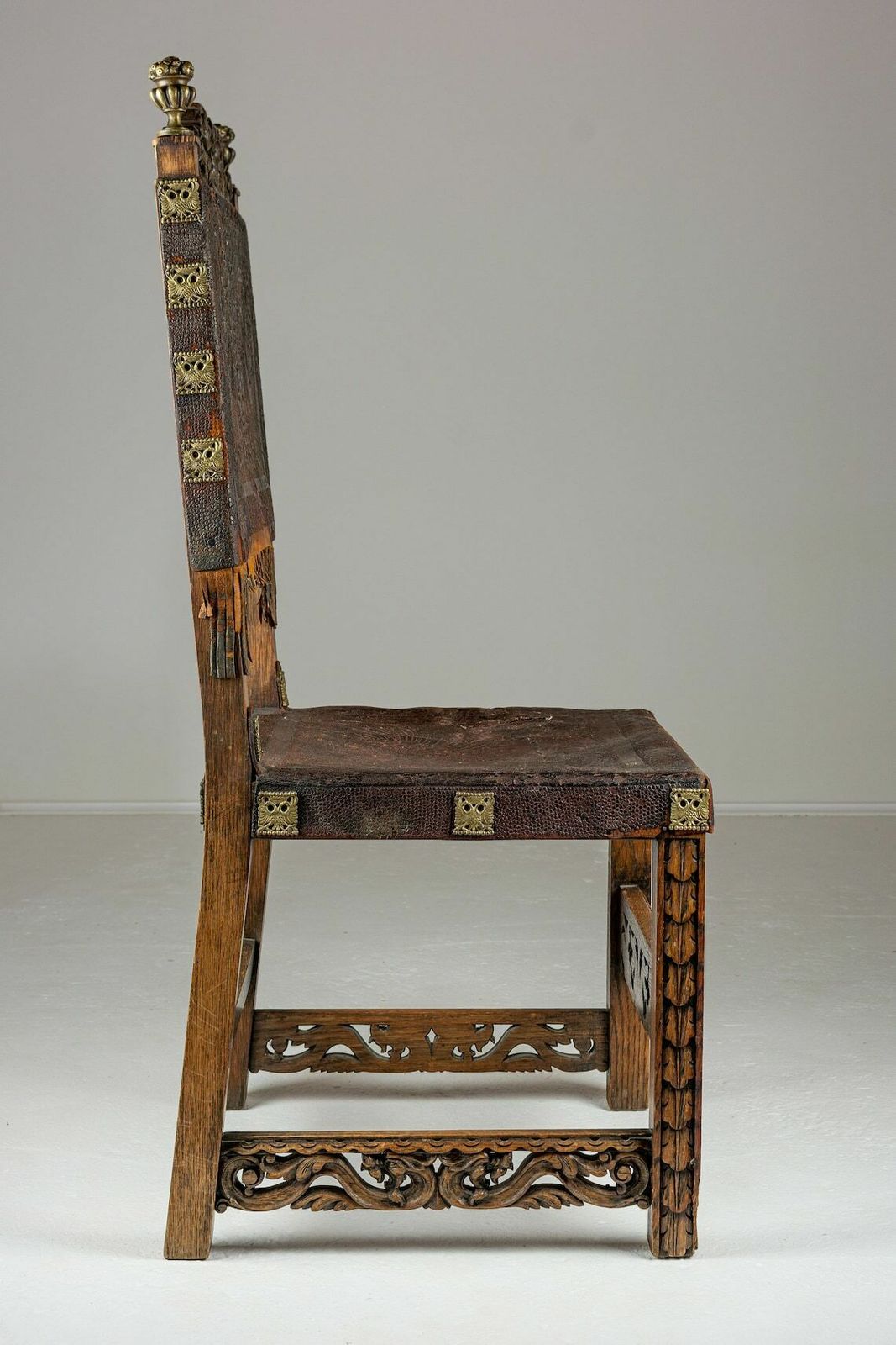 Carved Walnut And Leather Spanish Throne Chair 19th Century photo vinterior