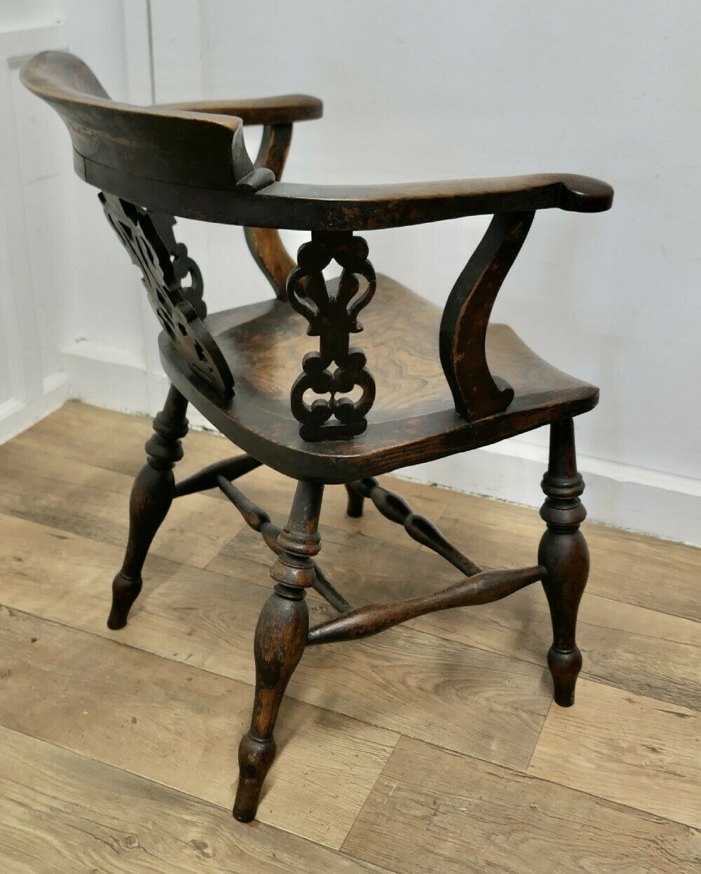 This Style Is Known By Many Names Smokers Bow, Windsor Chair Or Captain’s Chair photo vinterior