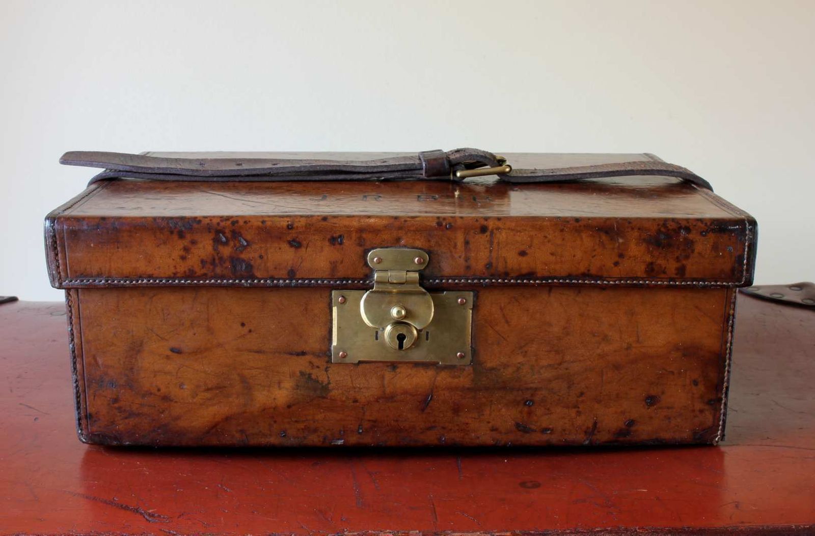 Leather Cartridge Case. Army & Navy Shotgun Hunting Gun Magazine Box. photo Home Decor