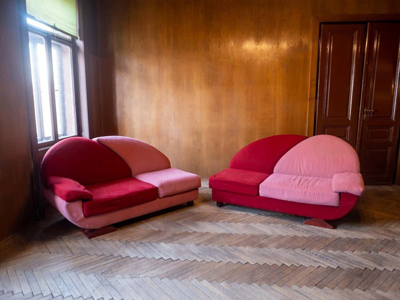 photo vintage Post Modern Pink And Red Alcantara Sofas, Italy, 1980s