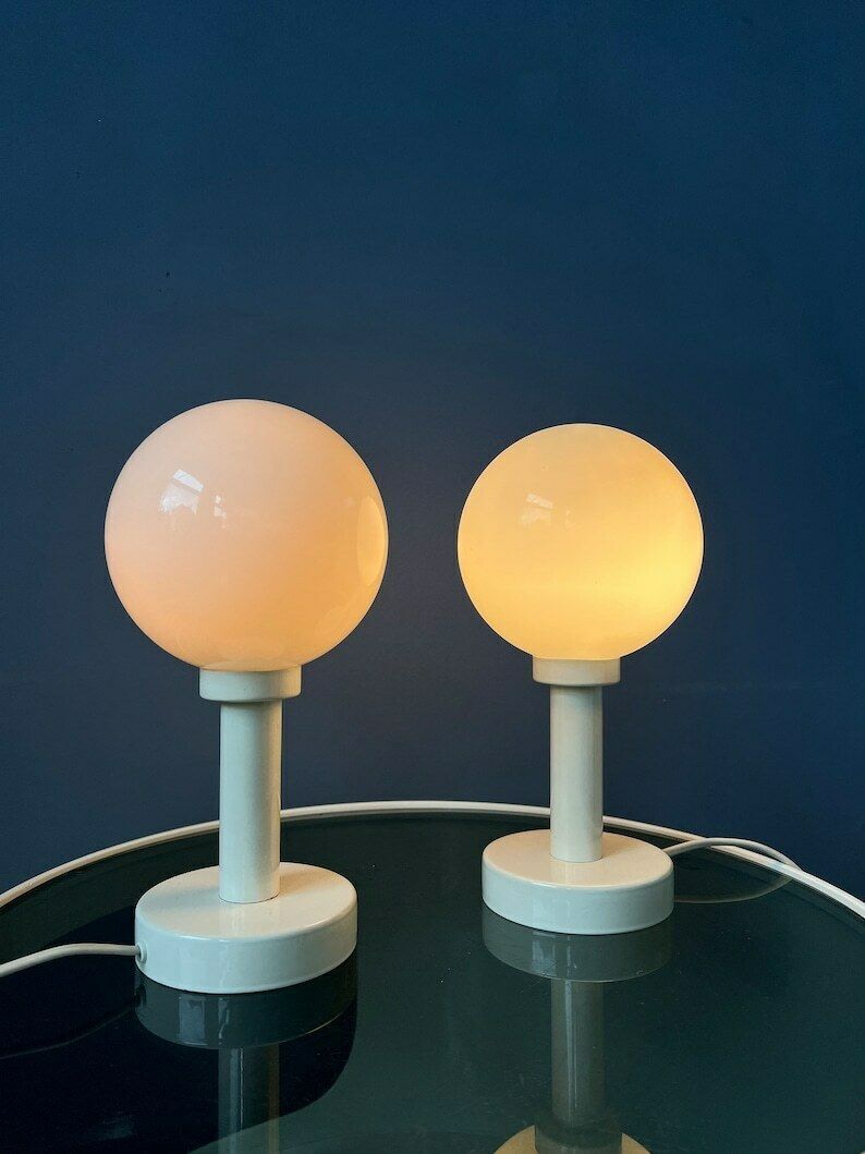 Set (2) Witte Space Age Tafellampen Met Opaline Glazen Kap photo Verlichting
