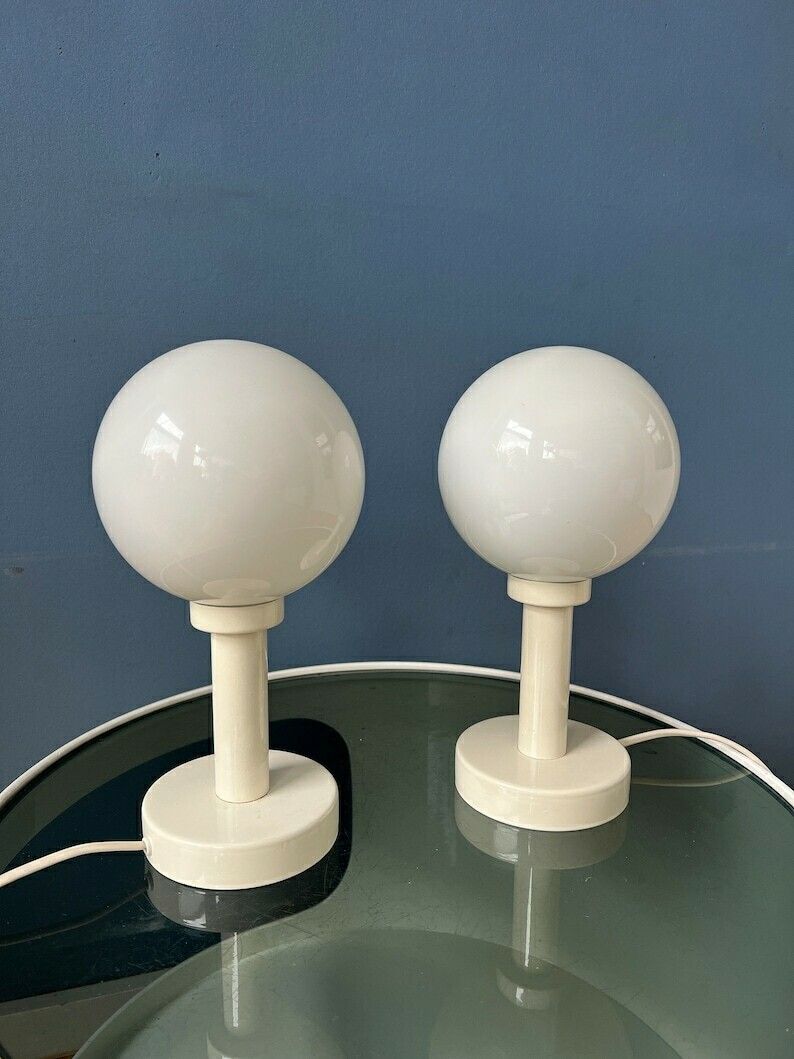 Set (2) Witte Space Age Tafellampen Met Opaline Glazen Kap photo vintage