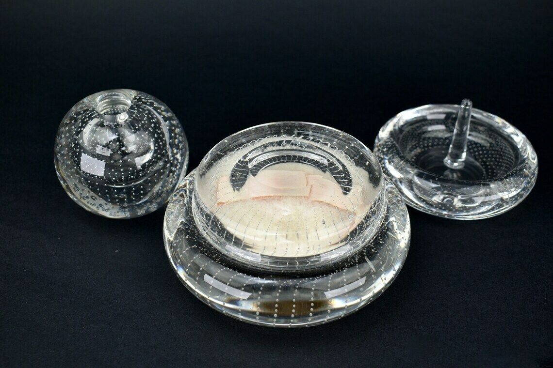 Mid Century Bullicante Vanity Set Van A.D. Copier Voor Glasfabriek Leerdam Crystal – "Spijker" Ringhouder, Poederdoos En Vaas – Murano Seguso photo furniture