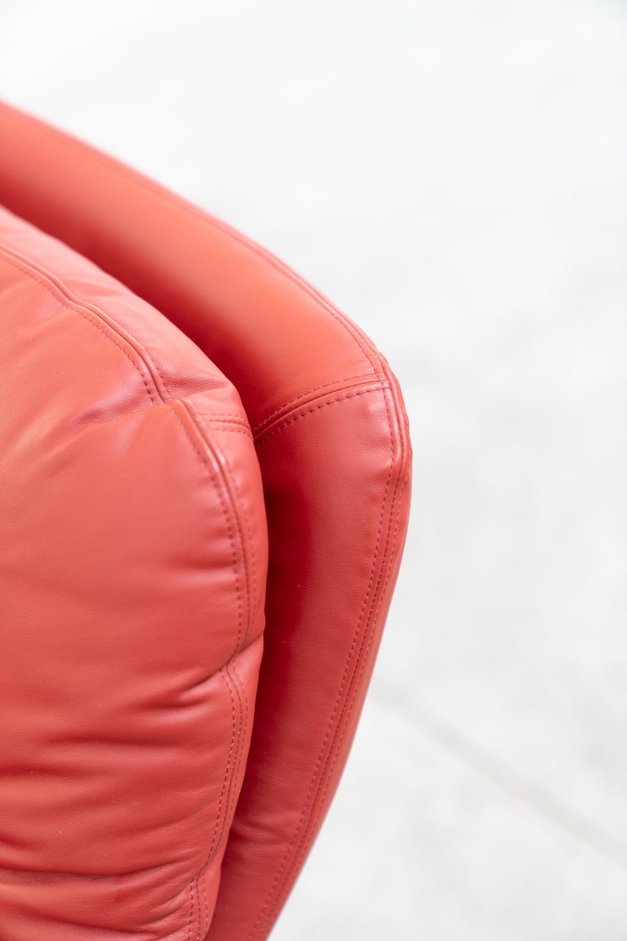photo vintage Armchair And Footstool In Red Leather, Vitelli And Ammannati, For Brunati 70/80