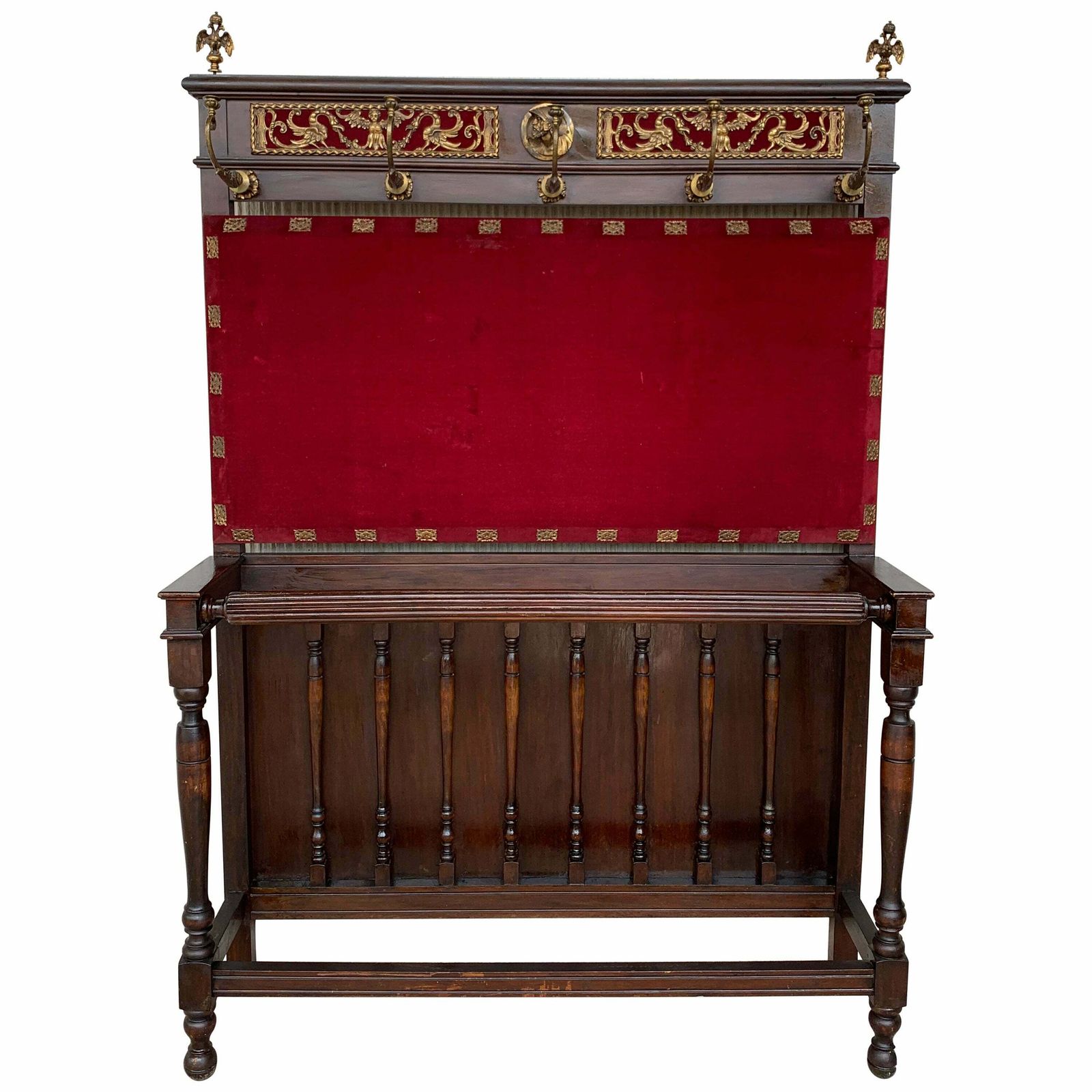Porte-manteau sur pied espagnol XIXe siècle en noyer massif sculpté, dossier en velours rouge