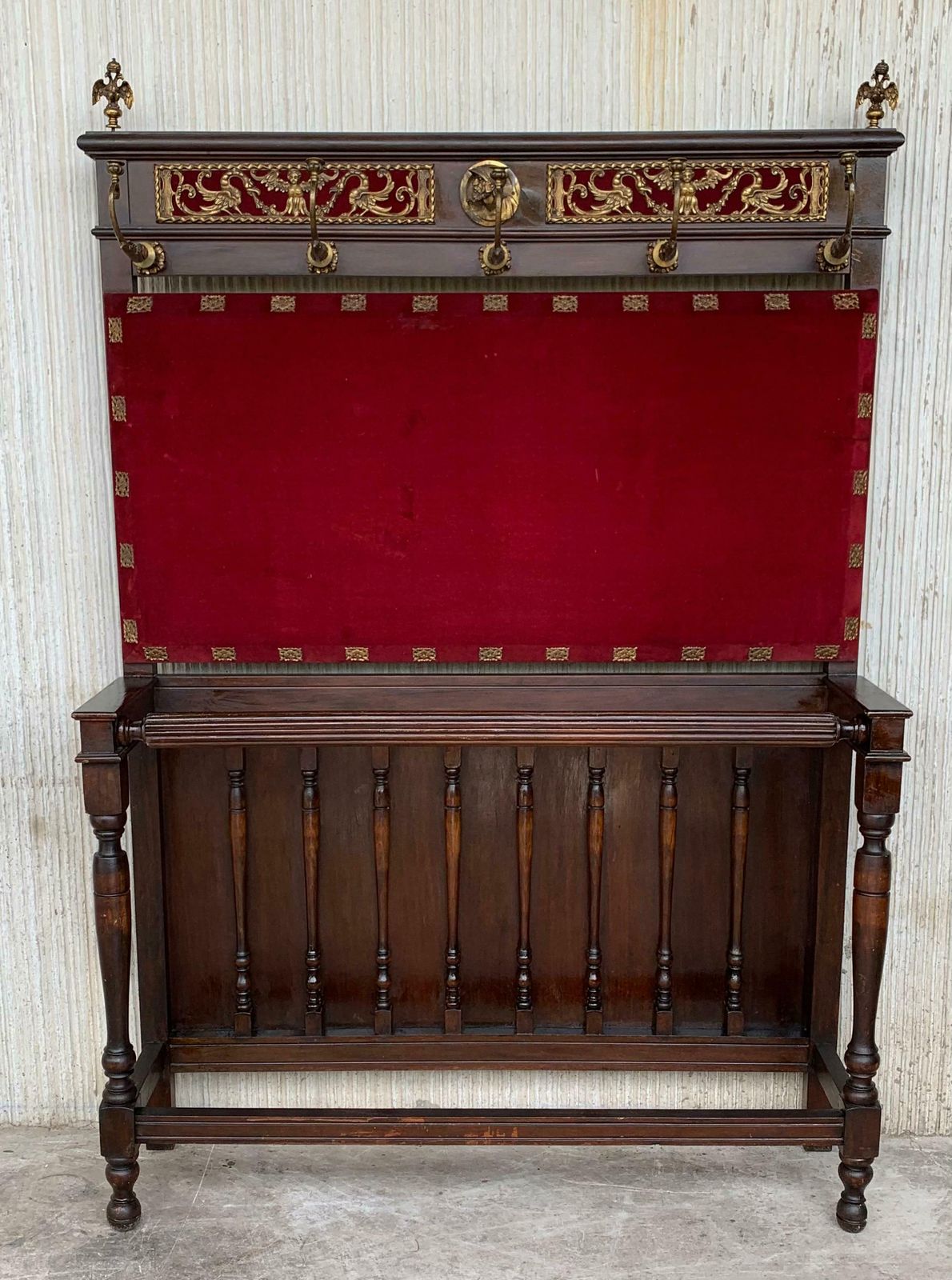 Porte-manteau sur pied espagnol XIXe siècle en noyer massif sculpté, dossier en velours rouge photo furniture