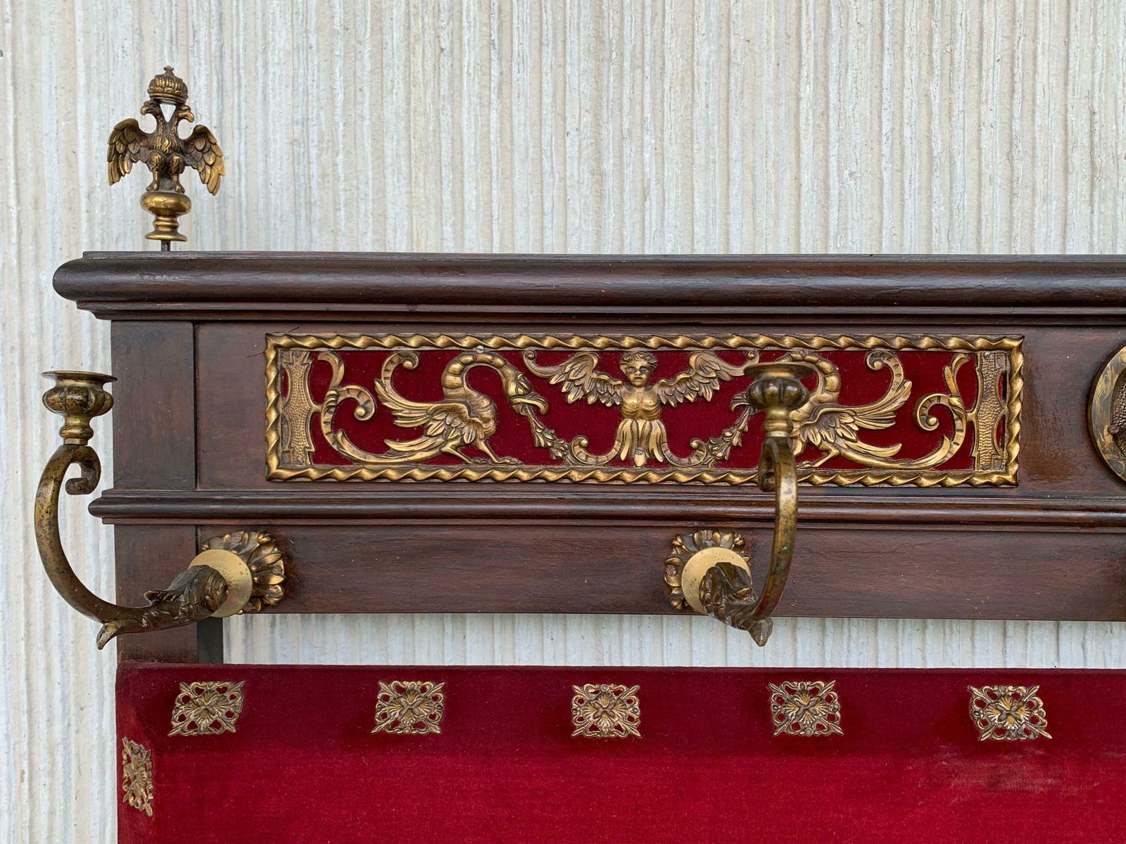 Porte-manteau sur pied espagnol XIXe siècle en noyer massif sculpté, dossier en velours rouge photo 4181.0