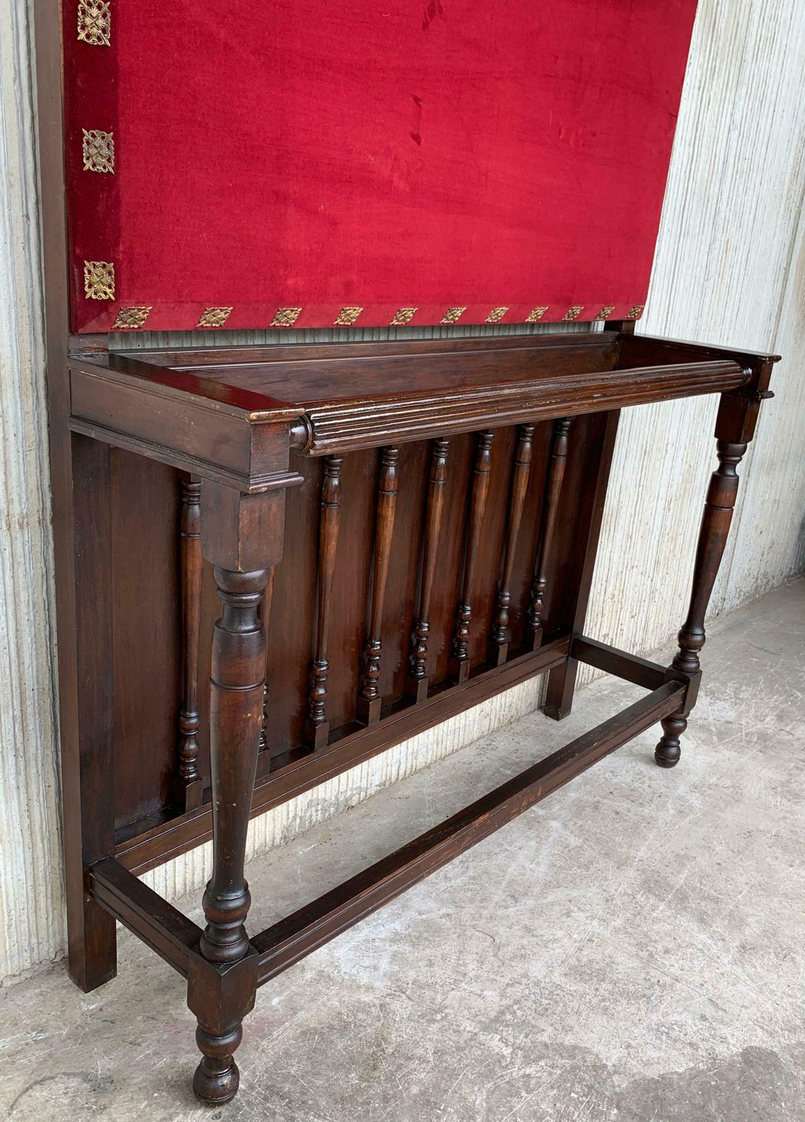 photo furniture Porte-manteau sur pied espagnol XIXe siècle en noyer massif sculpté, dossier en velours rouge