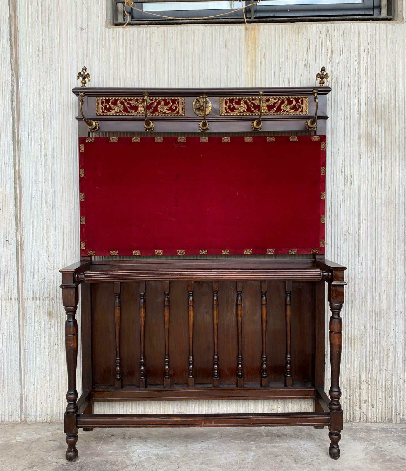 4181.0 Porte-manteau sur pied espagnol XIXe siècle en noyer massif sculpté, dossier en velours rouge photo