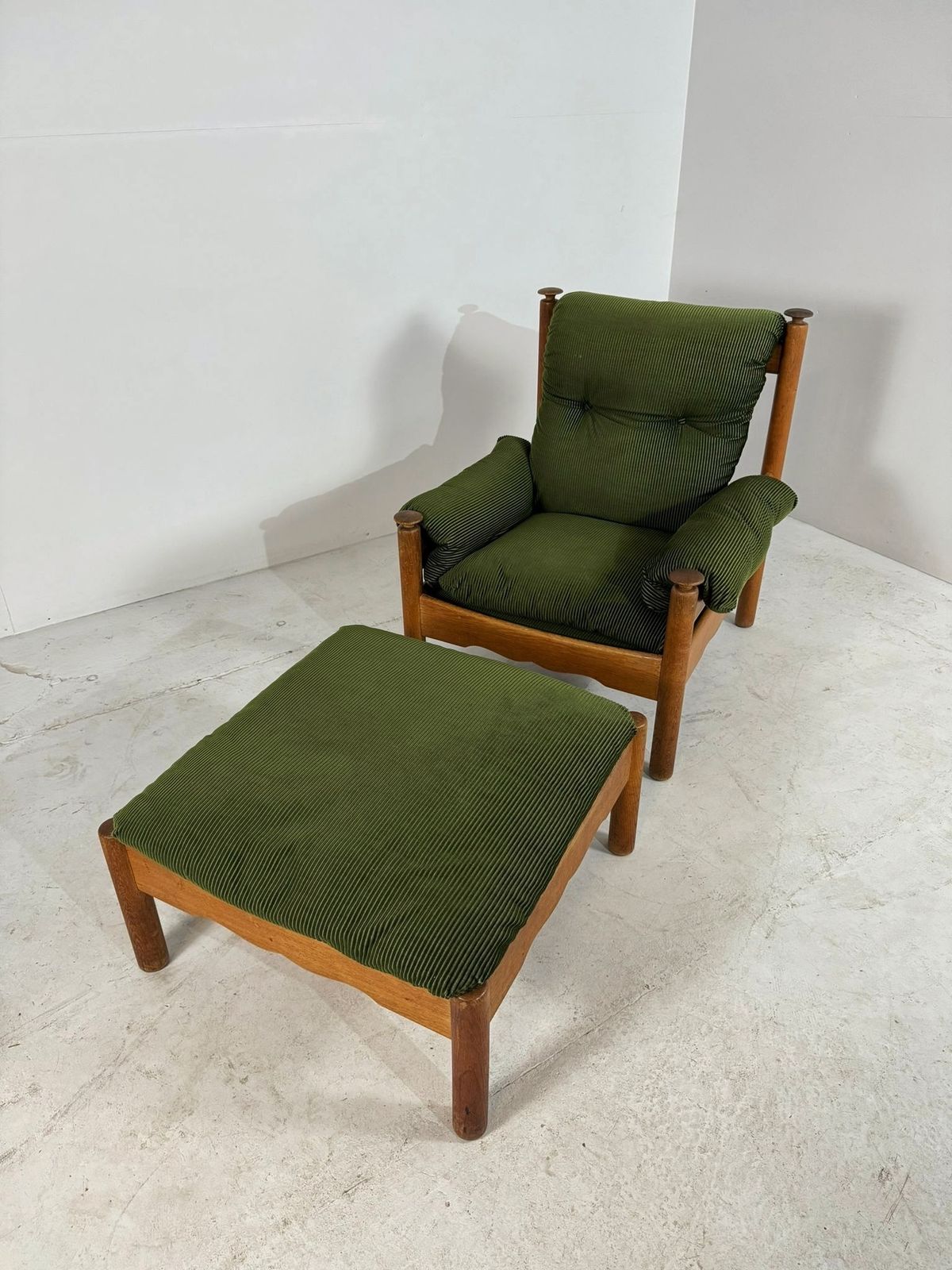 Vintage Eiken Brutalist Fauteuil Met Bijpassende Poef In Groen Geribbeld Stof photo for sale