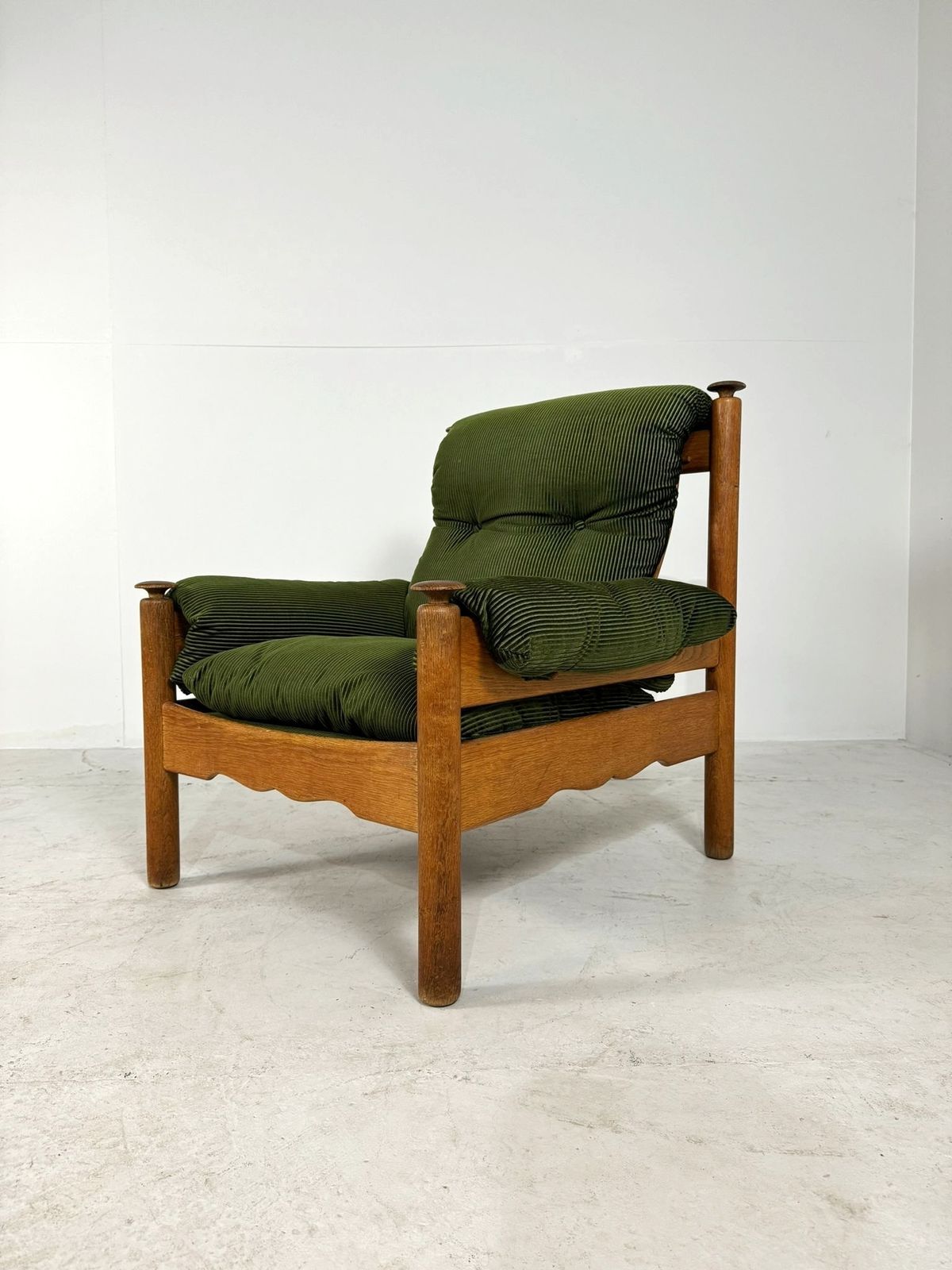 Vintage Eiken Brutalist Fauteuil Met Bijpassende Poef In Groen Geribbeld Stof photo Meubels
